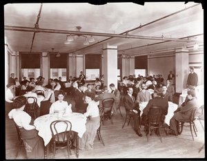 Ansicht von Männern und Frauen, die in einer Cafeteria bei Parke, Davis und Co., Chemiker, Hudson und Vestry Streets, New York, 1910 speisen